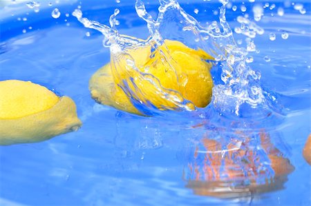 simsearch:400-03966401,k - Oranges and lemons in water Stock Photo - Budget Royalty-Free & Subscription, Code: 400-04482511