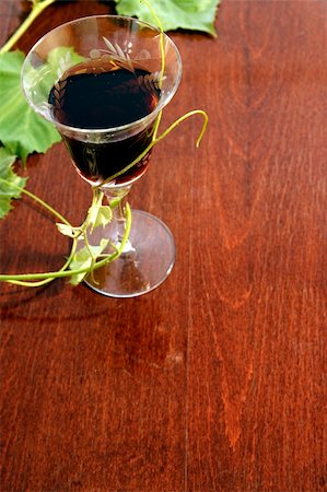 simsearch:400-03966426,k - red wine glass isolated on wood background Fotografie stock - Microstock e Abbonamento, Codice: 400-04482529