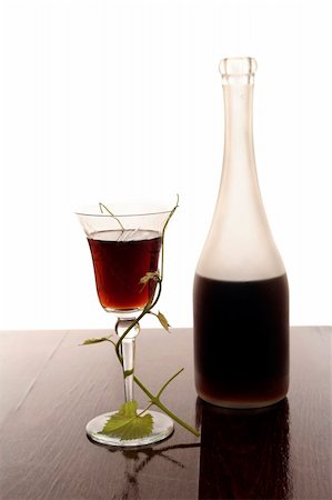 simsearch:400-03966426,k - red wine glass and bottle isolated on white Fotografie stock - Microstock e Abbonamento, Codice: 400-04482533