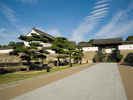 simsearch:400-05915367,k - Stone path with ornamental pine trees at one of the gates of the outer wall leading into Osaka Castle Fotografie stock - Microstock e Abbonamento, Codice: 400-04482976