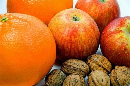 simsearch:400-04555774,k - Apples, Walnuts and Oranges Foto de stock - Royalty-Free Super Valor e Assinatura, Número: 400-04483089