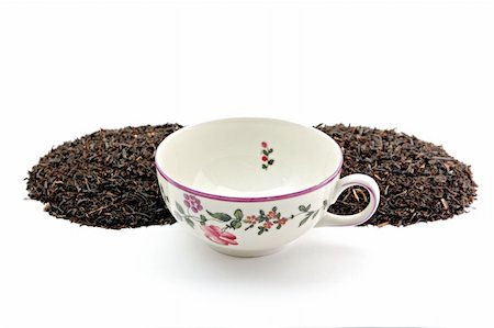 simsearch:400-05153477,k - Tea cup on scattered tea leafs Photographie de stock - Aubaine LD & Abonnement, Code: 400-04483081