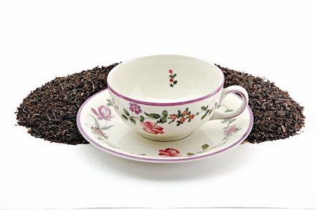 simsearch:400-05153477,k - Tea cup on scattered tea leafs Photographie de stock - Aubaine LD & Abonnement, Code: 400-04483082