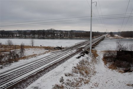 Railway trestle over the Cedar River, Cedar Rapids, Iowa Stockbilder - Microstock & Abonnement, Bildnummer: 400-04483594