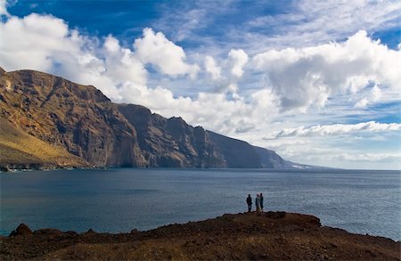 simsearch:400-08034641,k - People in front of the Giants, cliffs in Tenerife Island, Spain. Foto de stock - Royalty-Free Super Valor e Assinatura, Número: 400-04483624