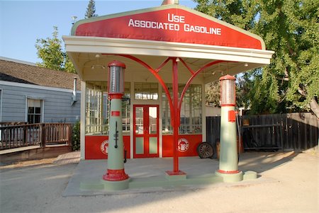 Vintage Gas Station (2) Fotografie stock - Microstock e Abbonamento, Codice: 400-04483791