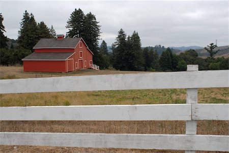 Farm house over white fence Fotografie stock - Microstock e Abbonamento, Codice: 400-04483792