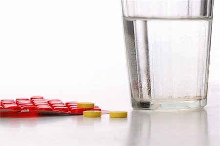 simsearch:400-07681009,k - glass of pure water and some pills Stockbilder - Microstock & Abonnement, Bildnummer: 400-04494160