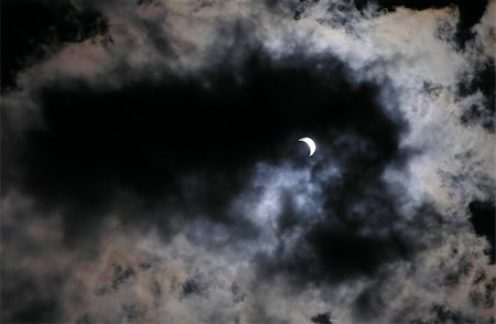 simsearch:400-09046764,k - Solar eclipse at 70% phase on 29-march-2006 in Romania Fotografie stock - Microstock e Abbonamento, Codice: 400-04494498