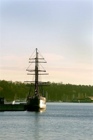 A square sail ship docked in the Oslo Fjord, Norway Foto de stock - Super Valor sin royalties y Suscripción, Código: 400-04494526