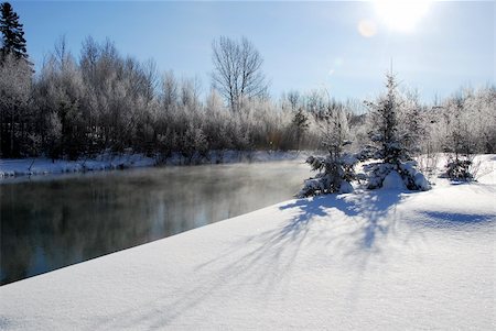 A winter landscape showing a foggy river on a cold day Foto de stock - Super Valor sin royalties y Suscripción, Código: 400-04494680