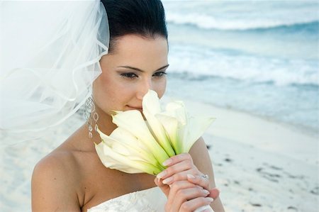 Bride on beach with her bouquet Photographie de stock - Aubaine LD & Abonnement, Code: 400-04494899