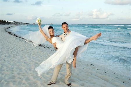 Brige and groom celebrating on the beach Photographie de stock - Aubaine LD & Abonnement, Code: 400-04494901