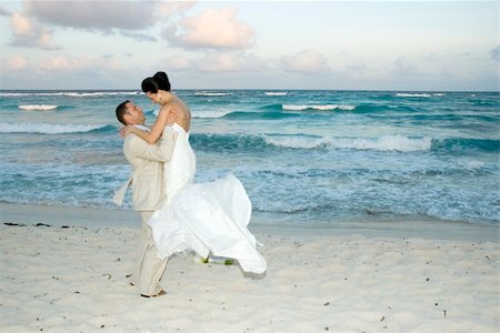 Brige and groom celebrating on the beach Photographie de stock - Aubaine LD & Abonnement, Code: 400-04494902