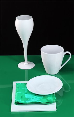 simsearch:400-04013113,k - modern dishware table design in green and white Photographie de stock - Aubaine LD & Abonnement, Code: 400-04495557
