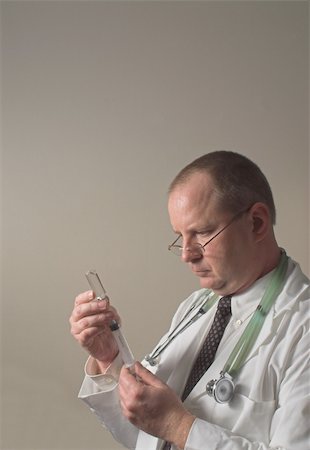 simsearch:400-04323481,k - A medical doctor preparing an injection in a syringe. Fotografie stock - Microstock e Abbonamento, Codice: 400-04495722