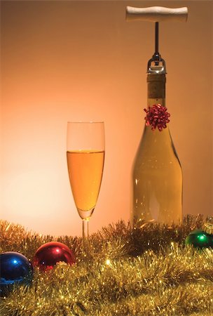 party de noël - A glass of Christmas wine beside a wine bottle. Photographie de stock - Aubaine LD & Abonnement, Code: 400-04495758