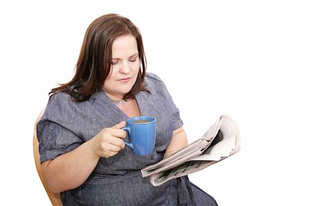 Beautiful plus-sized woman reading the newspaper and drinking coffee.  Isolated on white. Foto de stock - Super Valor sin royalties y Suscripción, Código: 400-04495902