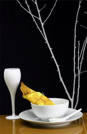 stephconnell (artist) - A table set for dinner with modern dishware in yellow and orange Foto de stock - Super Valor sin royalties y Suscripción, Código: 400-04496372