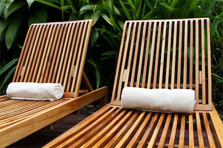 deserttrends (artist) - Lounge chairs surround a pool at a five star resort Foto de stock - Super Valor sin royalties y Suscripción, Código: 400-04497347