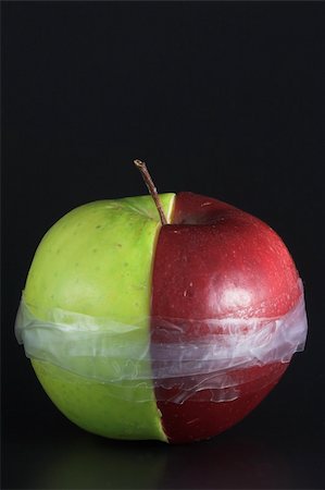 simsearch:400-05032147,k - Red and green apple halves taped together. Photographie de stock - Aubaine LD & Abonnement, Code: 400-04497408