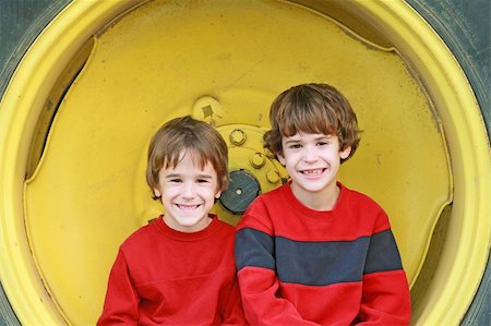 simsearch:400-04523345,k - Two Boys Sitting in a Wheel with big Smiles Foto de stock - Super Valor sin royalties y Suscripción, Código: 400-04498275