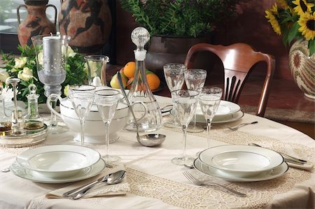 table well prepared for a dinner Photographie de stock - Aubaine LD & Abonnement, Code: 400-04498380