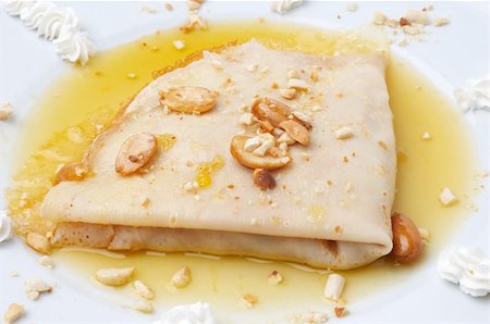 simsearch:400-04852542,k - folded pancake floating in honey in dish, with almonds and creme Stockbilder - Microstock & Abonnement, Bildnummer: 400-04499014