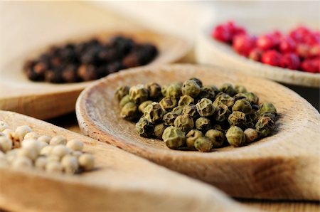 simsearch:700-00342851,k - Four kinds of peppercorns in wooden cooking spoons, macro Photographie de stock - Aubaine LD & Abonnement, Code: 400-04499030