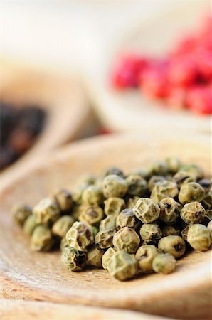 simsearch:400-04174591,k - Assorted colorful peppercorns in wooden cooking spoons macro Foto de stock - Super Valor sin royalties y Suscripción, Código: 400-04499031