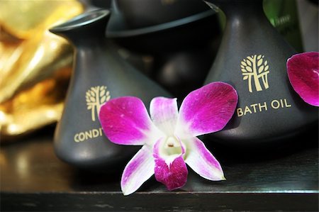 simsearch:614-00913197,k - Bath oil and conditioner with a pink orchid - health and beauty. Foto de stock - Super Valor sin royalties y Suscripción, Código: 400-04499102