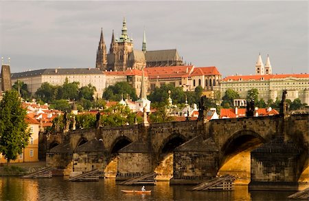 simsearch:400-05703788,k - A view of the Prague Castle and the Charles Bridge from across the Vltava River. Stockbilder - Microstock & Abonnement, Bildnummer: 400-04490255