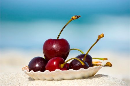 dreaming about eating - Fresh cherries in a seashell on the beach with sea on background. Summer food concept Foto de stock - Super Valor sin royalties y Suscripción, Código: 400-04490292