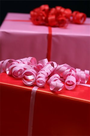 stephconnell (artist) - Elegant valentines presents with red and pink paper and ribbon Foto de stock - Super Valor sin royalties y Suscripción, Código: 400-04490520
