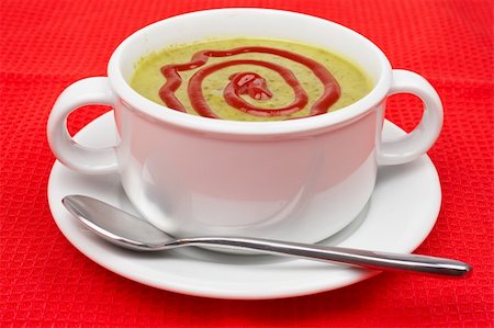 simsearch:400-07092695,k - Spinach puree on white cup with spoon over red mat. Shallow DOF Fotografie stock - Microstock e Abbonamento, Codice: 400-04492013