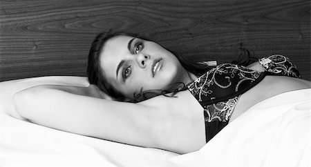 Young woman in bed Photographie de stock - Aubaine LD & Abonnement, Code: 400-04492240