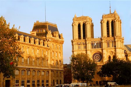 simsearch:400-04974189,k - Cathedral of Notre Dame de Paris in evening sun Foto de stock - Super Valor sin royalties y Suscripción, Código: 400-04492830