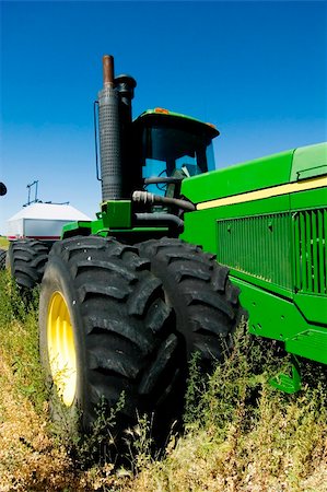 saskatchewan grain farm photos - A large air seeder system being pulled behind a John Deere Tractor Stock Photo - Budget Royalty-Free & Subscription, Code: 400-04493116