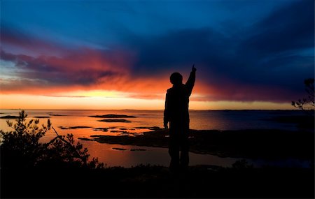 simsearch:400-03985677,k - A person standing by the ocean pointing into the distance Foto de stock - Super Valor sin royalties y Suscripción, Código: 400-04493125