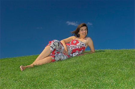simsearch:400-03962885,k - Beautiful woman relaxing on a beautiful green field Foto de stock - Super Valor sin royalties y Suscripción, Código: 400-04493645