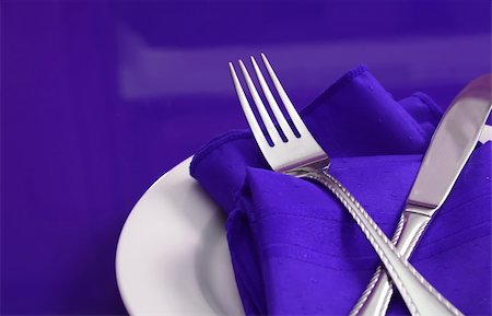 stephconnell (artist) - An elegant holiday table setting in purple Foto de stock - Super Valor sin royalties y Suscripción, Código: 400-04493692