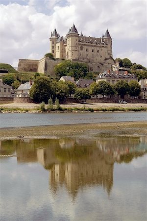 simsearch:400-03974203,k - The chateau at saumur on the banks of the river loire. Photographie de stock - Aubaine LD & Abonnement, Code: 400-04493786