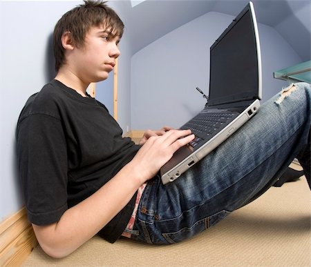 13 year old  boy teenager with laptop computer Foto de stock - Super Valor sin royalties y Suscripción, Código: 400-04493788