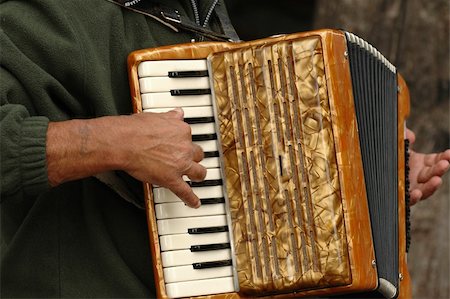 simsearch:400-04564484,k - Man playing his harmonica Foto de stock - Super Valor sin royalties y Suscripción, Código: 400-04504340