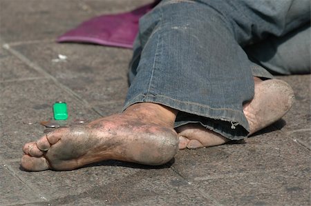 sleeping man foot - Homeless with bare feet Photographie de stock - Aubaine LD & Abonnement, Code: 400-04504384