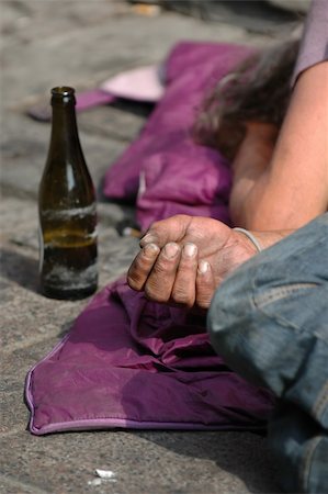 simsearch:400-06875322,k - Homeless man is holding out his hand while sleeping. Fotografie stock - Microstock e Abbonamento, Codice: 400-04504383