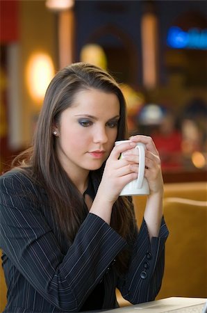 simsearch:400-03996848,k - young woman looking sad warming herself with e hot cup of tea Fotografie stock - Microstock e Abbonamento, Codice: 400-04504425