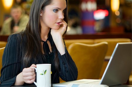 simsearch:400-03996852,k - beautiful young woman sitting in a bar with laptop and cup of tea Stockbilder - Microstock & Abonnement, Bildnummer: 400-04504423