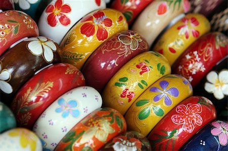 Rows of colorful wooden handpainted bracelets - shallow DOF. Foto de stock - Super Valor sin royalties y Suscripción, Código: 400-04504593