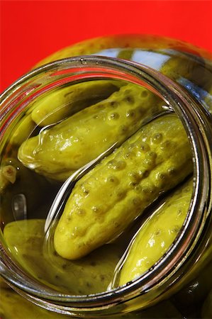 Top of a jar of freshly opened pickles, on a red background Stockbilder - Microstock & Abonnement, Bildnummer: 400-04505923